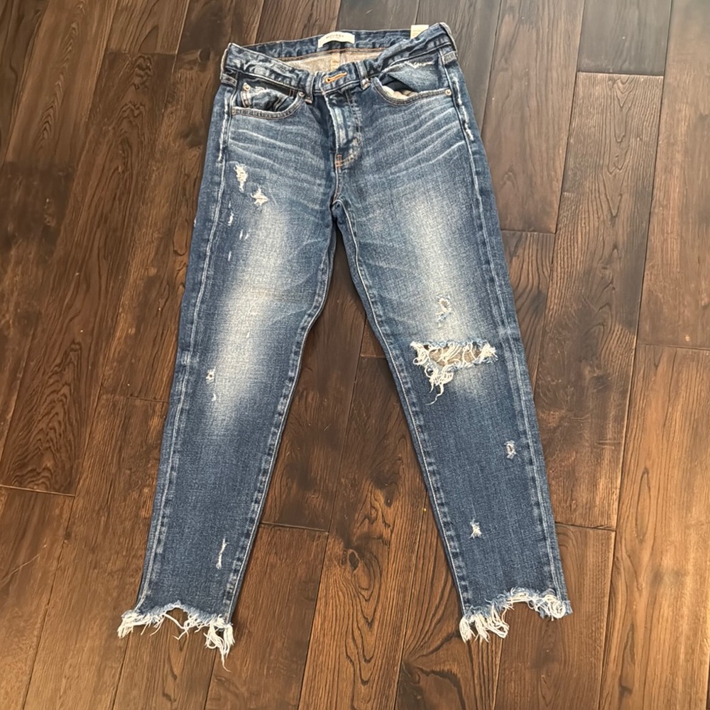 Moussy Blue Ankle Cropped Jeans with Distressed Details